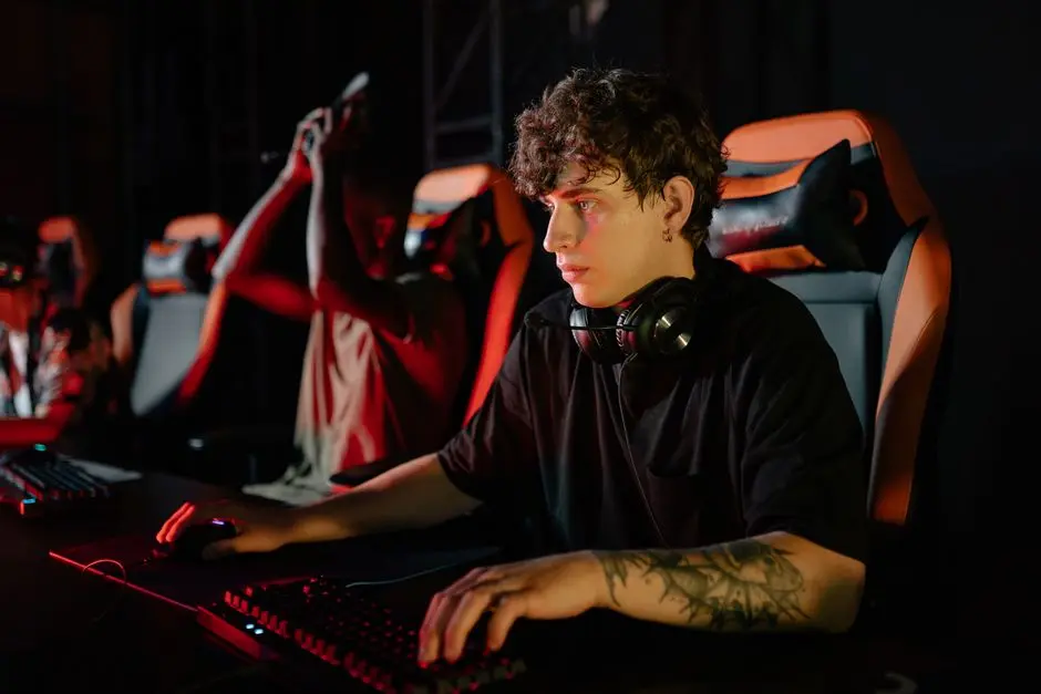 Pemain esport sedang berdiskusi strategi tim
