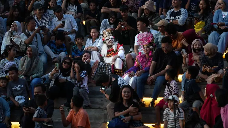 Penonton turnamen esport lokal di aula komunitas